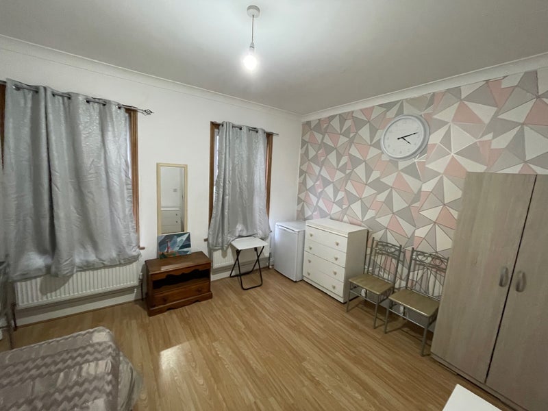 Room Leslie Road in Greater London