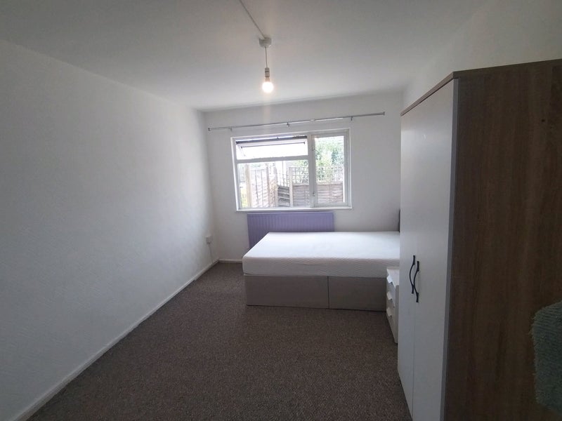 Room Gloucester Avenue in Dawley
