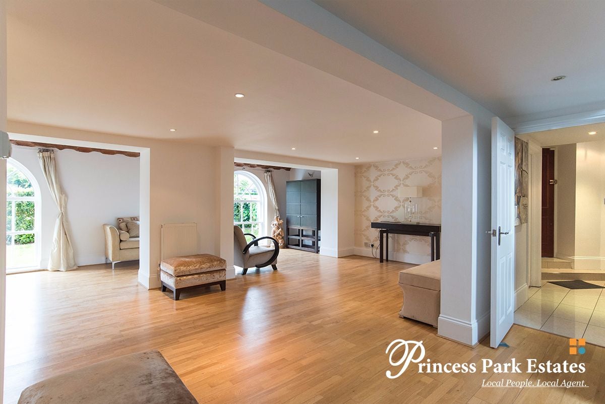 Flat Royal Drive in Greater London