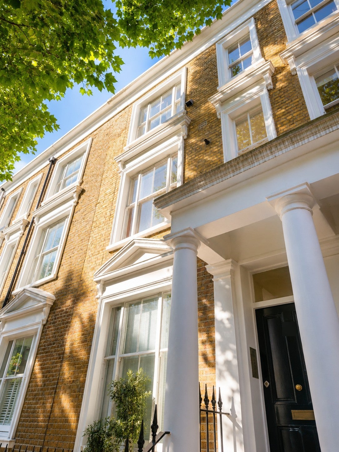Flat Kempsford Gardens in Greater London