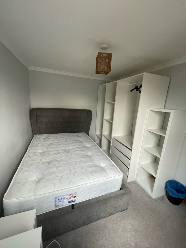 Room Dyson's Road in Greater London