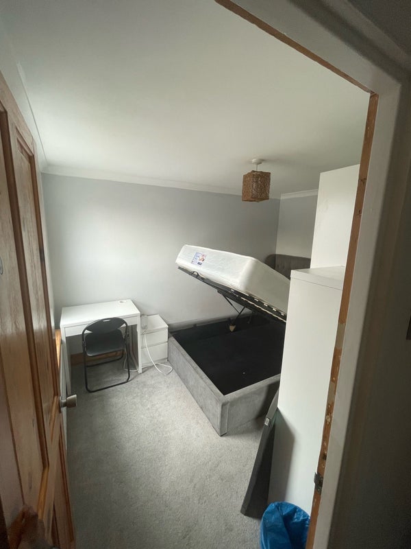 Room Dyson's Road in Greater London