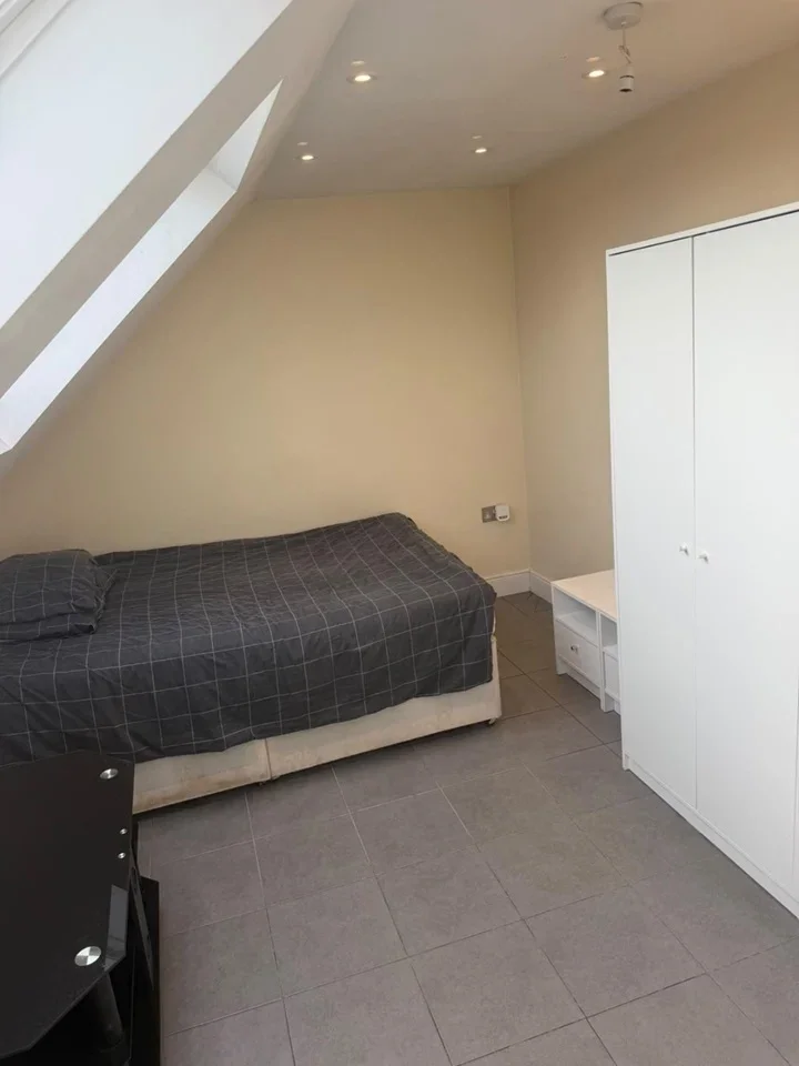 Flat Deanscroft Avenue in Greater London