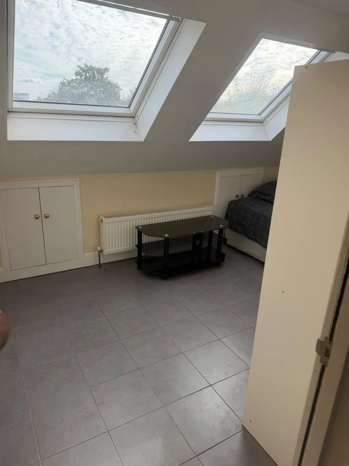 Flat Deanscroft Avenue in Greater London