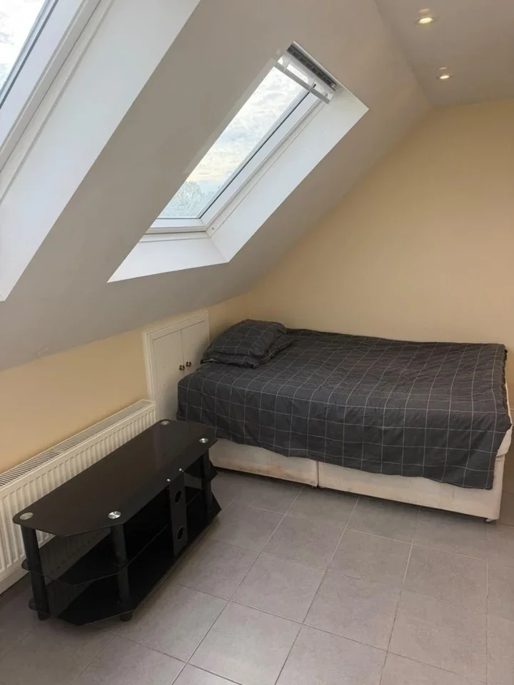 Flat Deanscroft Avenue in Greater London