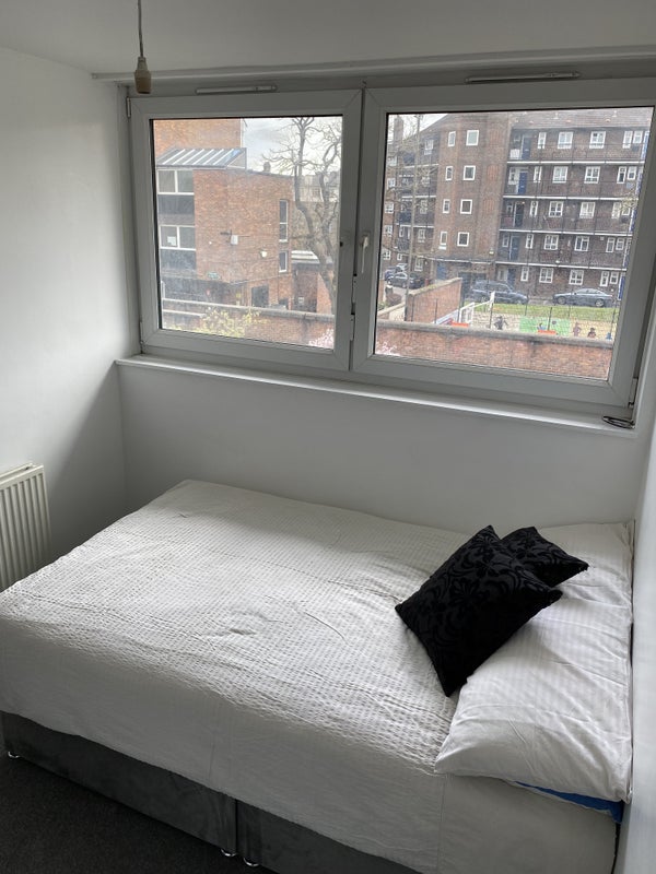 Room Crondall Street in Greater London
