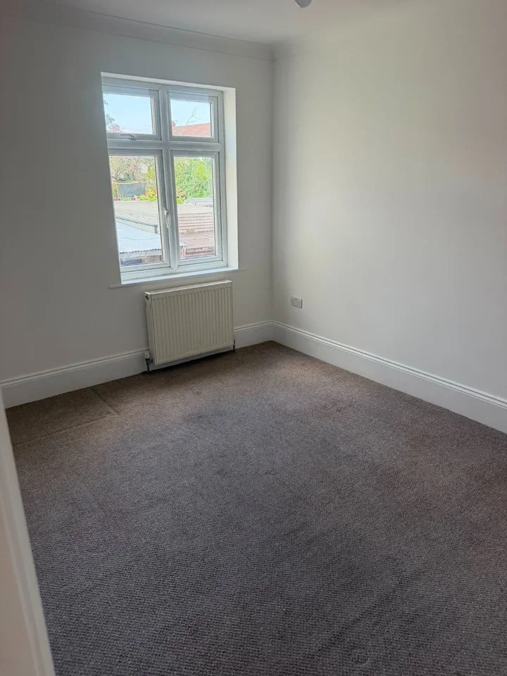 Flat Hornchurch Road in Greater London