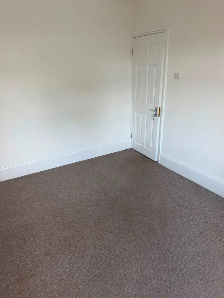 Flat Hornchurch Road in Greater London