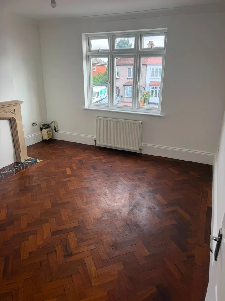 Flat Hornchurch Road in Greater London