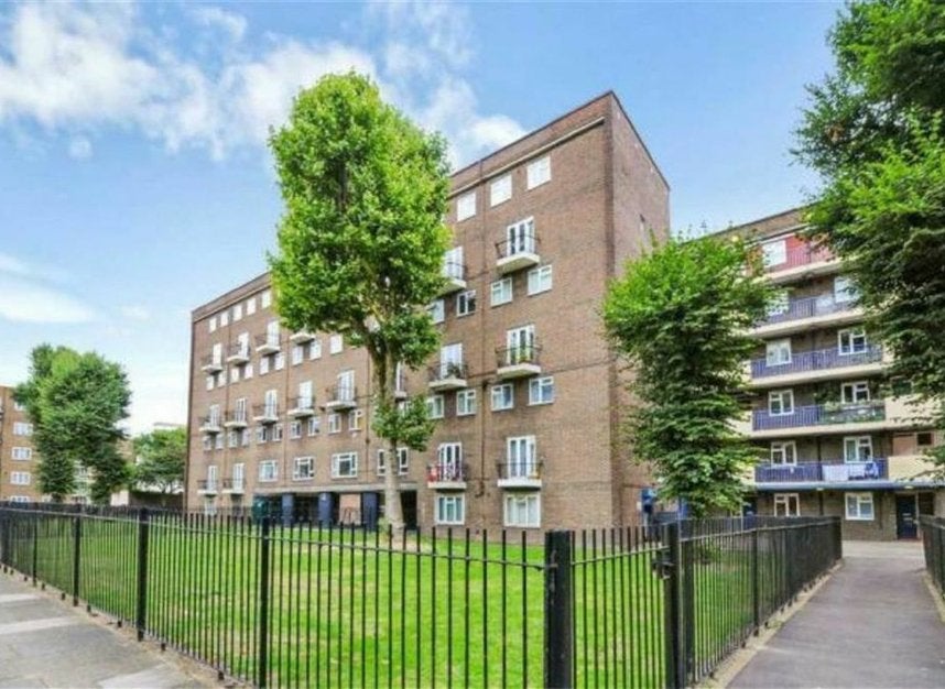 Flat Queensbridge Court in Greater London