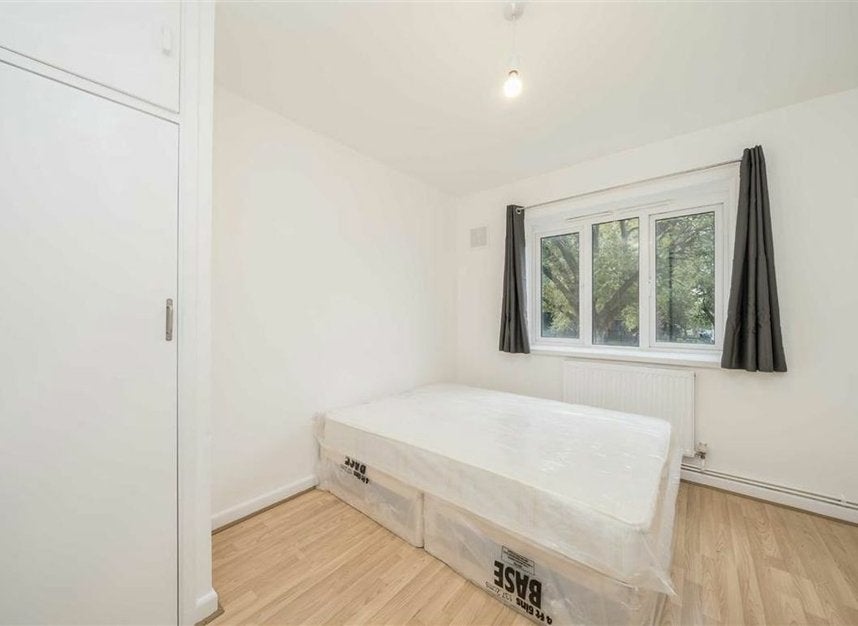 Flat Queensbridge Court in Greater London
