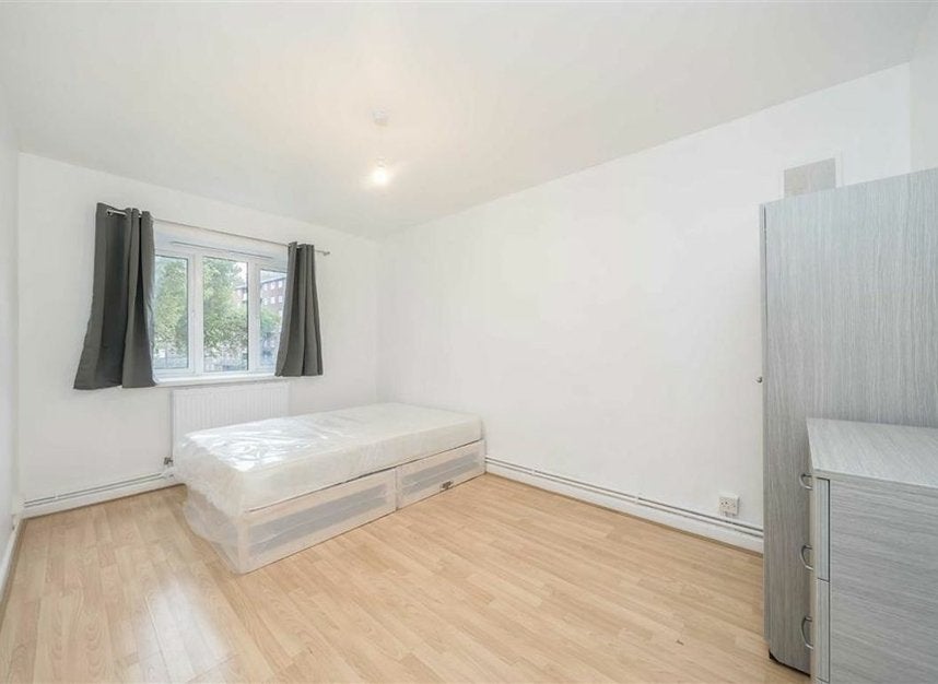 Flat Queensbridge Court in Greater London