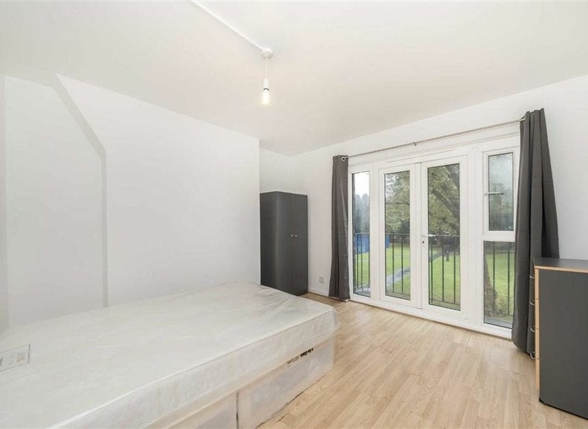 Flat Queensbridge Court in Greater London