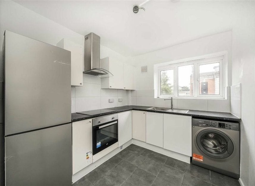 Flat Queensbridge Court in Greater London