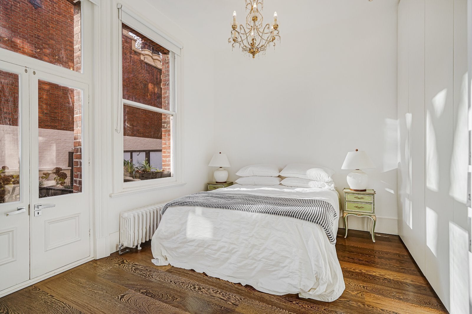 Flat Egerton Gardens in Greater London