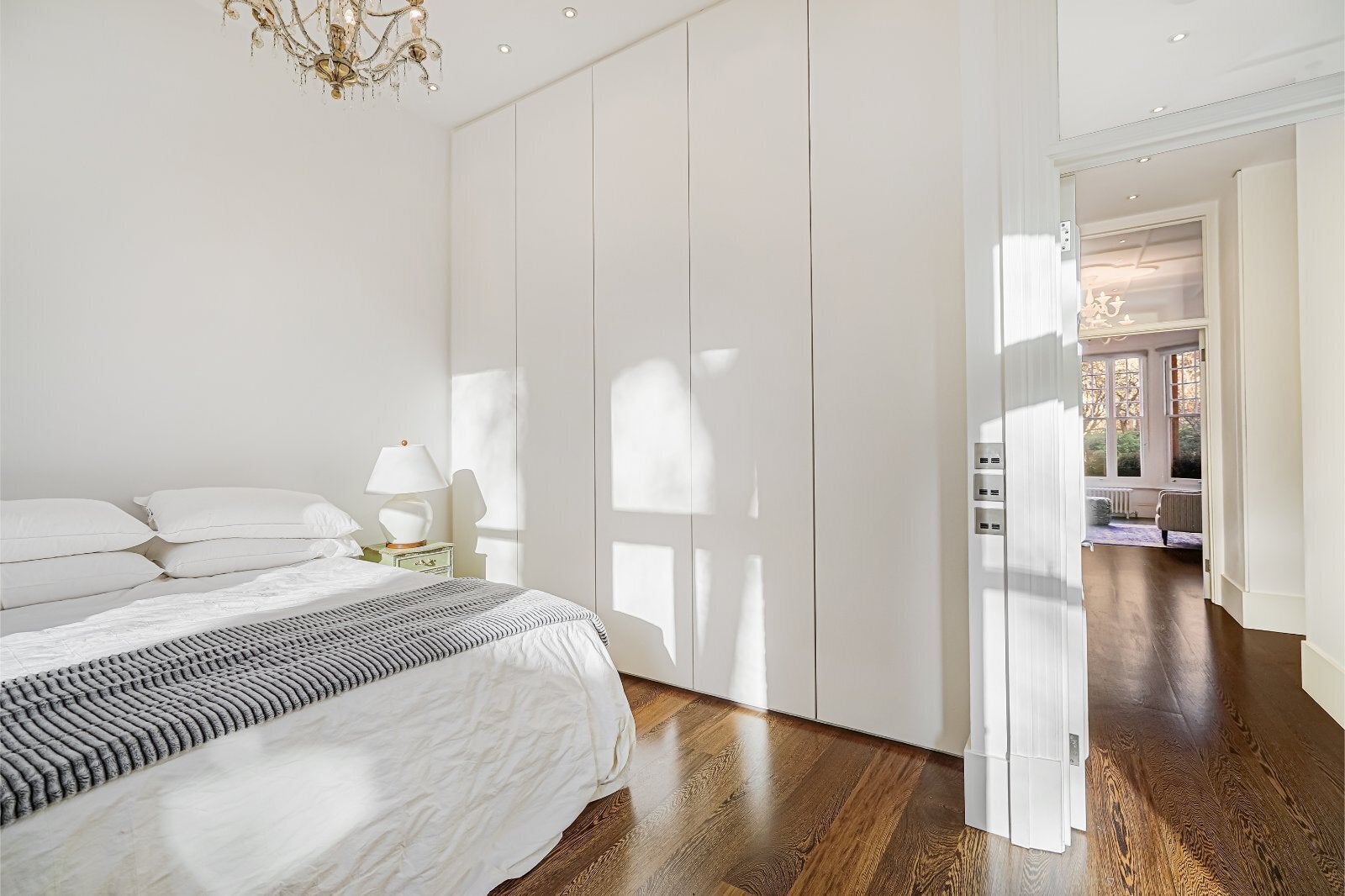 Flat Egerton Gardens in Greater London