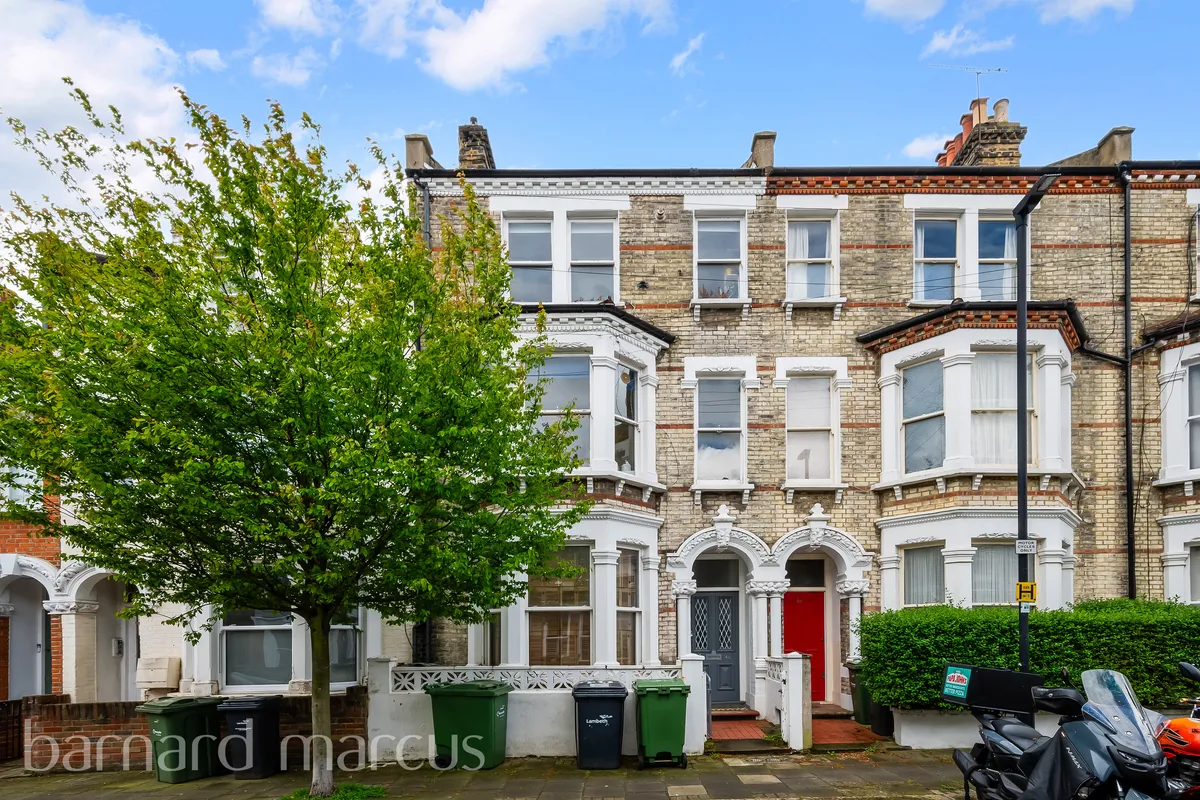 Flat Kenwyn Road in Greater London