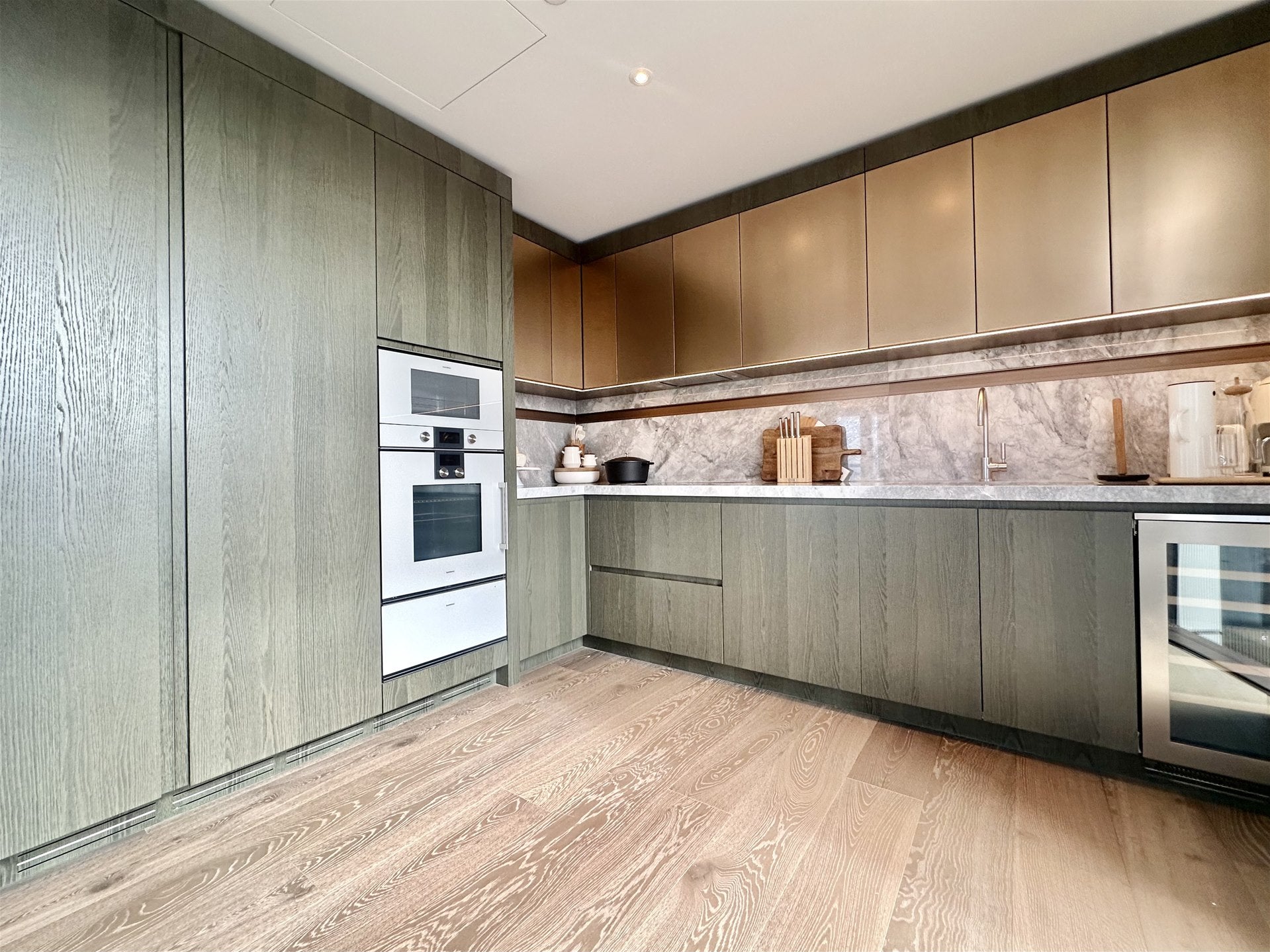 Flat Carnation Way in Greater London