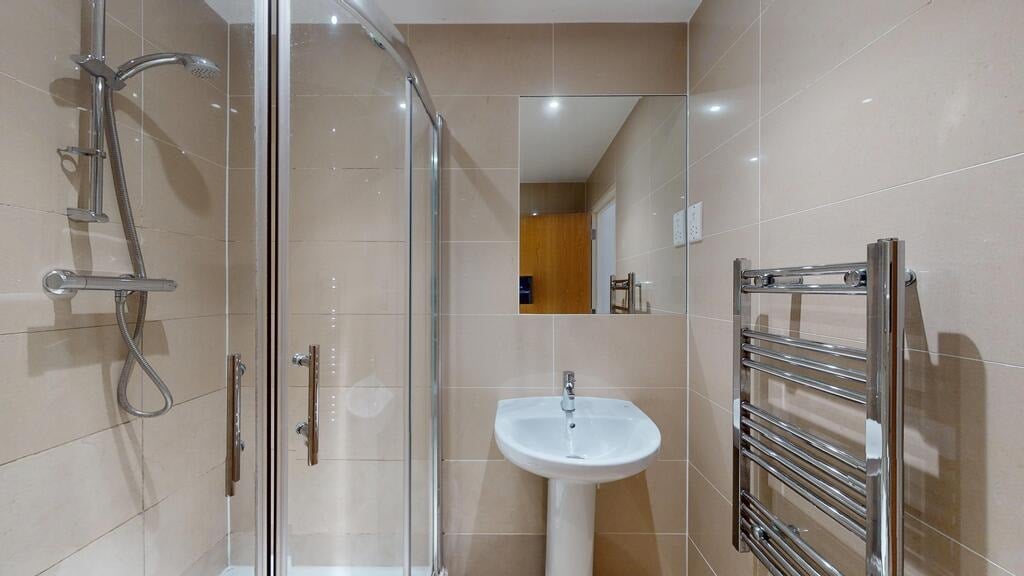 Flat Greenhill Way in Greater London