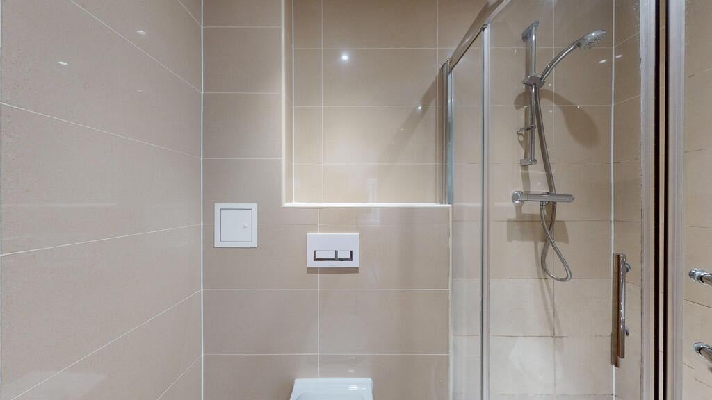 Flat Greenhill Way in Greater London