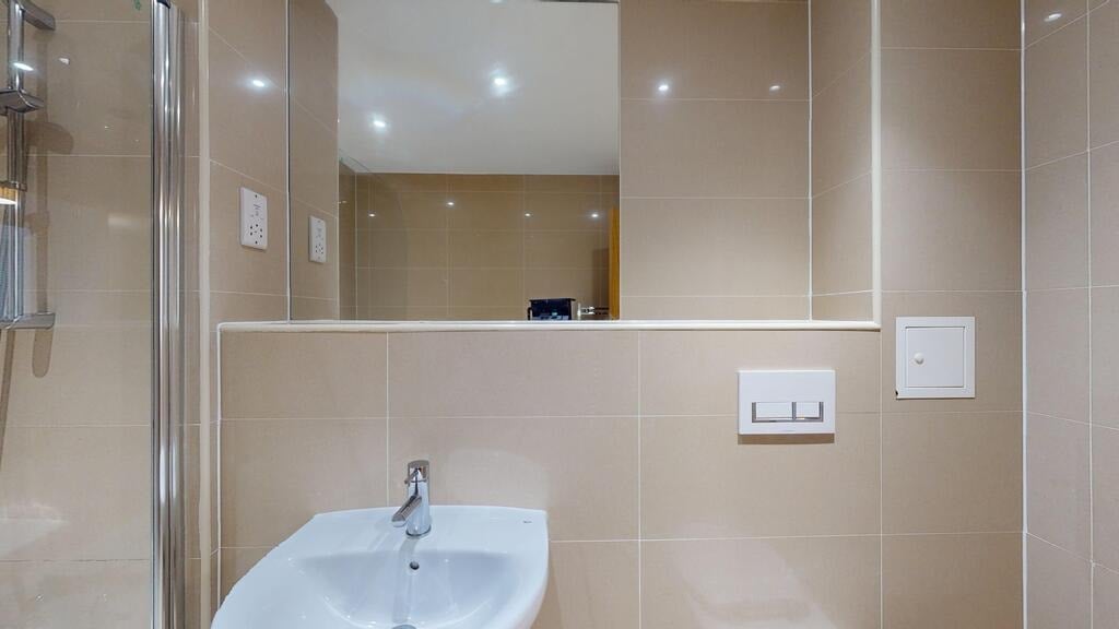 Flat Greenhill Way in Greater London