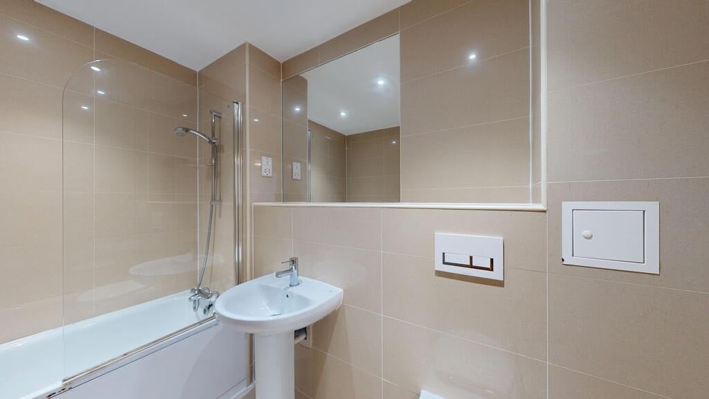 Flat Greenhill Way in Greater London