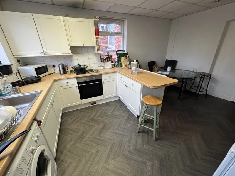 Room Lodge Road in Southampton