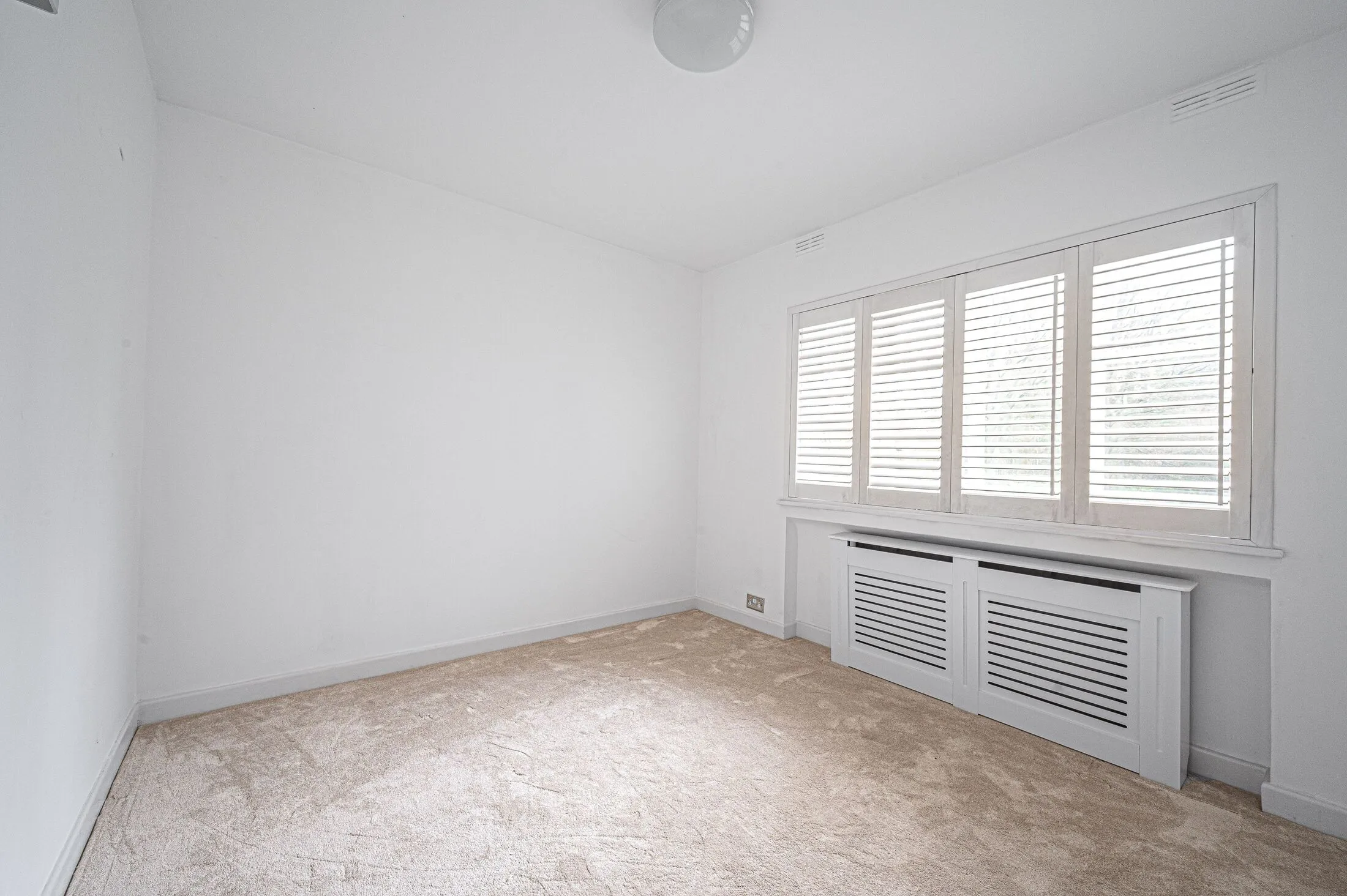 Flat Lyttelton Road in Greater London