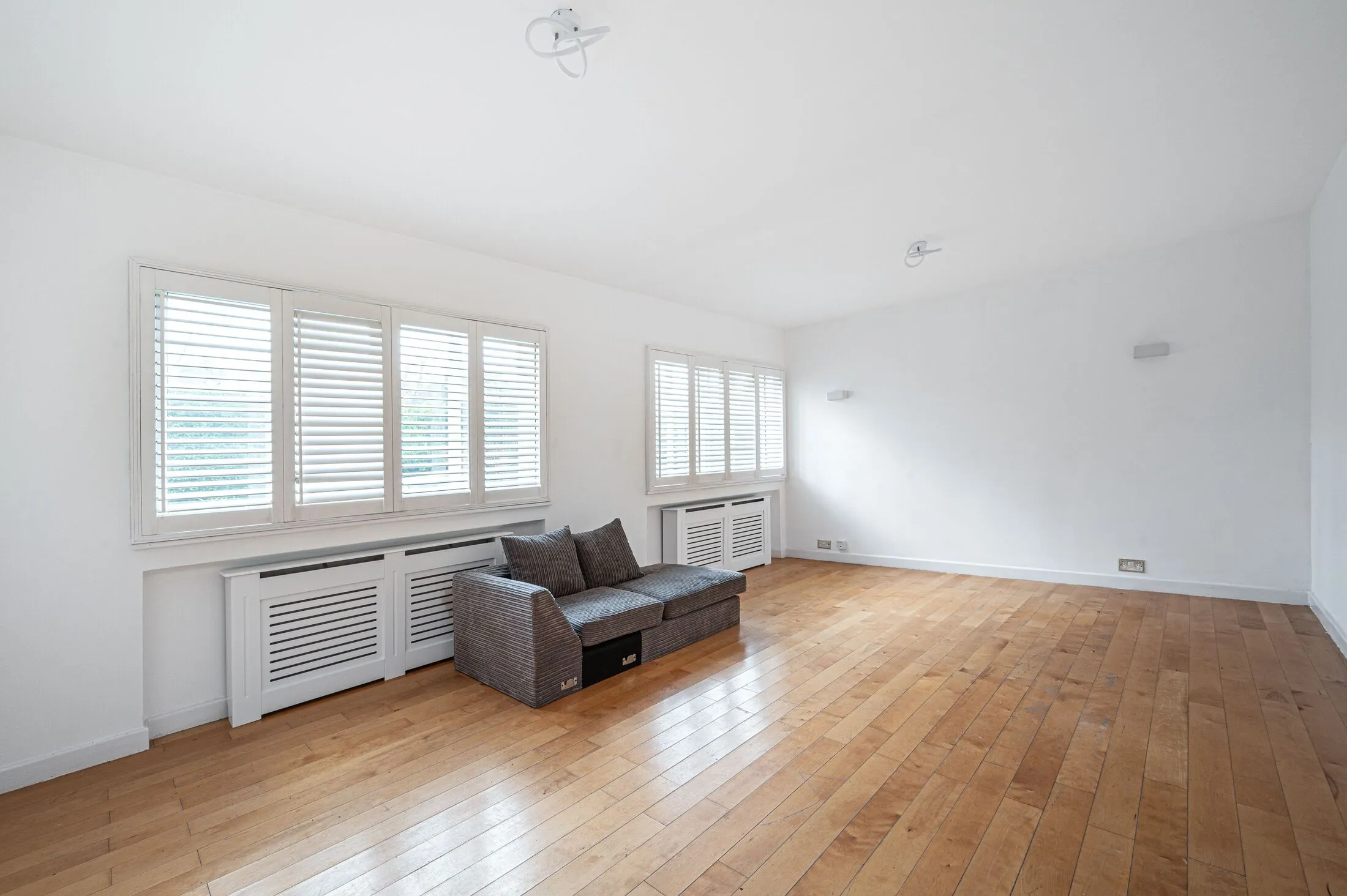 Flat Lyttelton Road in Greater London