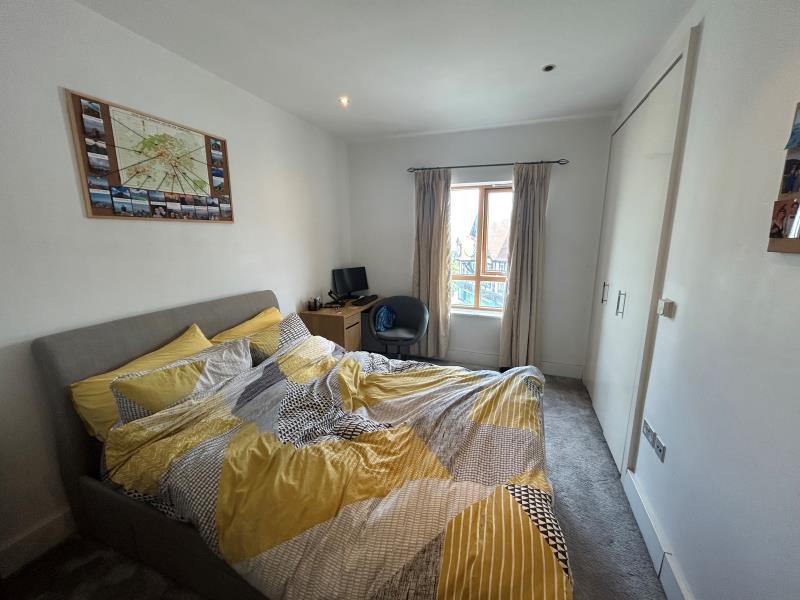 Flat Epsom Road in Guildford