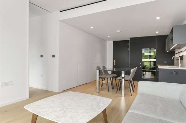 Flat Bartholomew Close in City of London