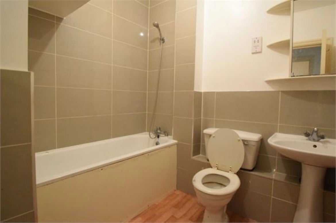 Flat Cobourg Road Estate in Greater London