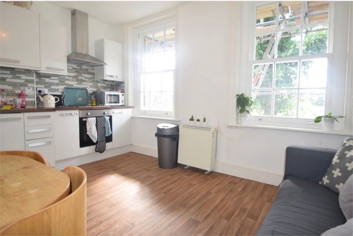 Flat Cobourg Road Estate in Greater London
