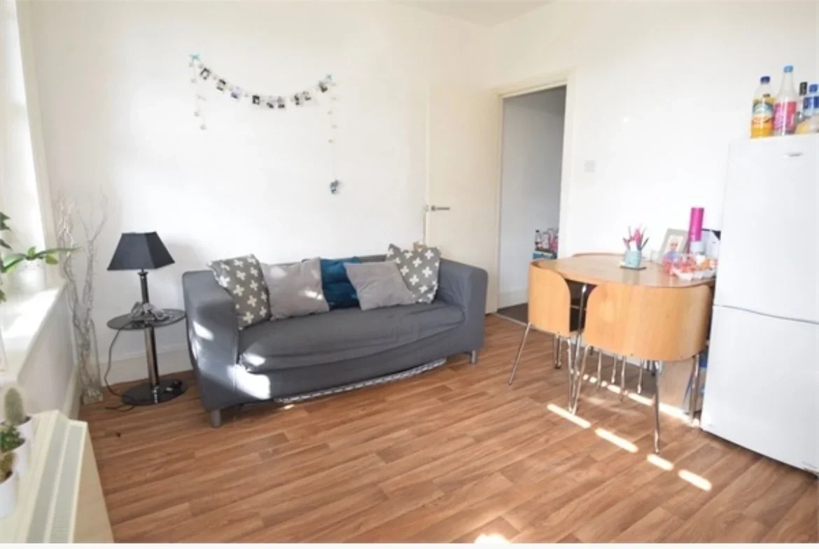 Flat Cobourg Road Estate in Greater London