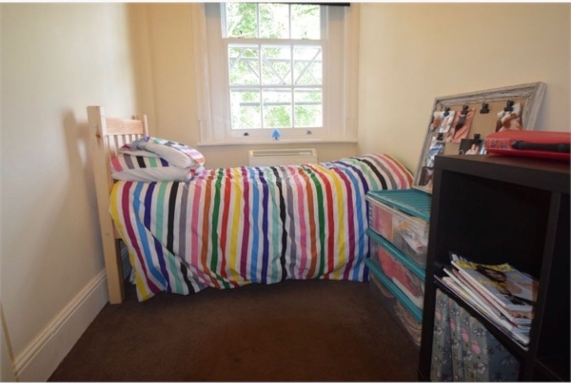 Flat Cobourg Road Estate in Greater London