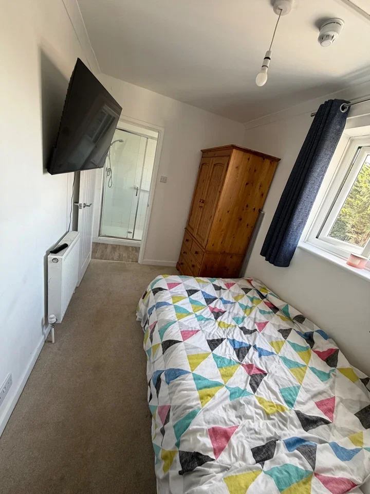 Room Village Road in Gosport