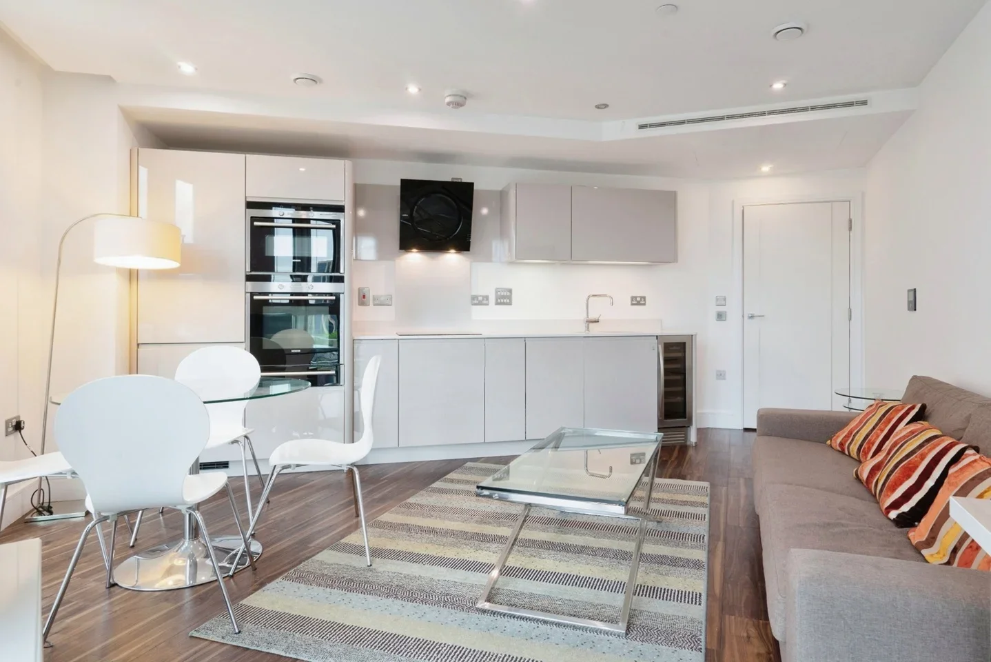 Flat Alie Street in Greater London