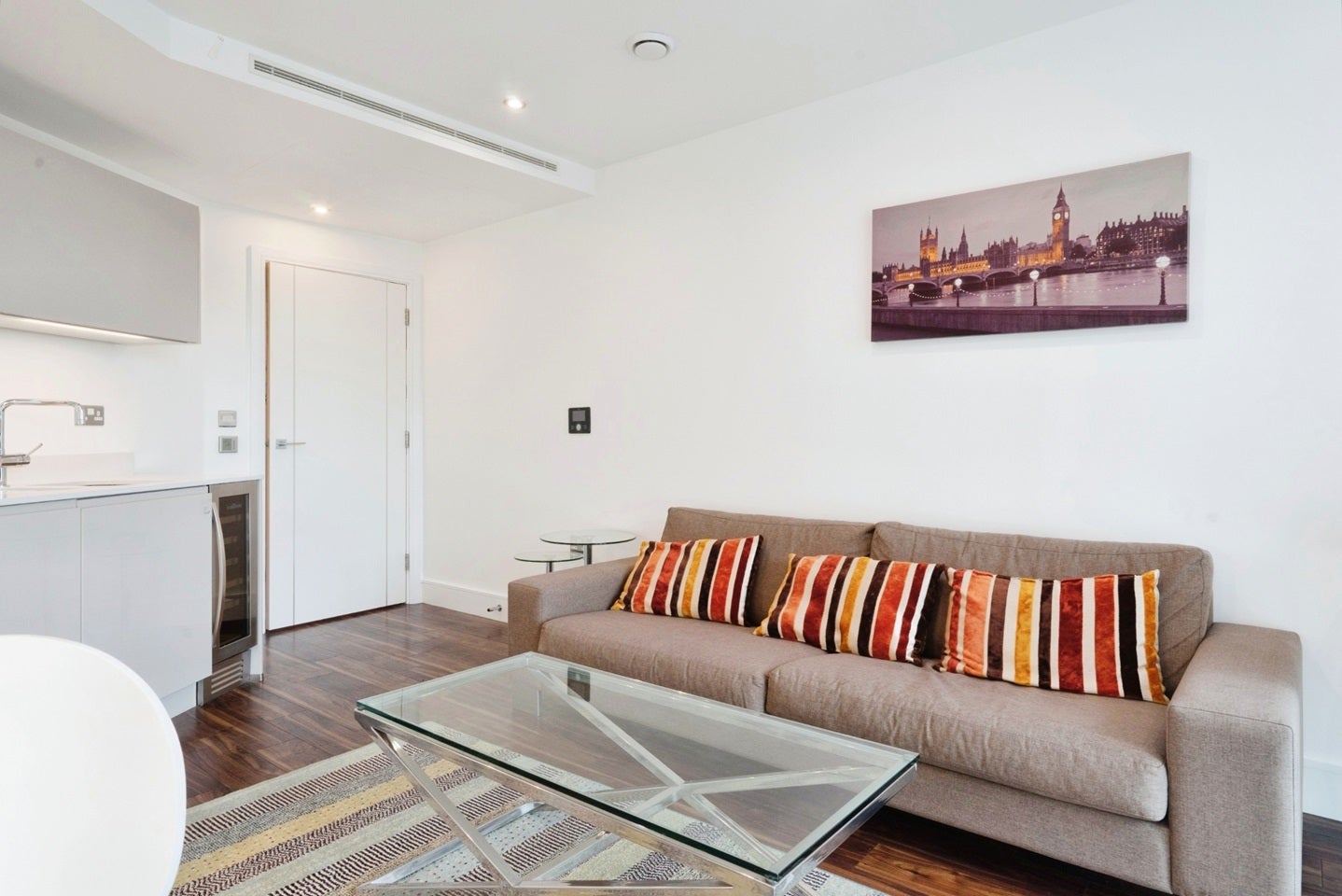 Flat Alie Street in Greater London