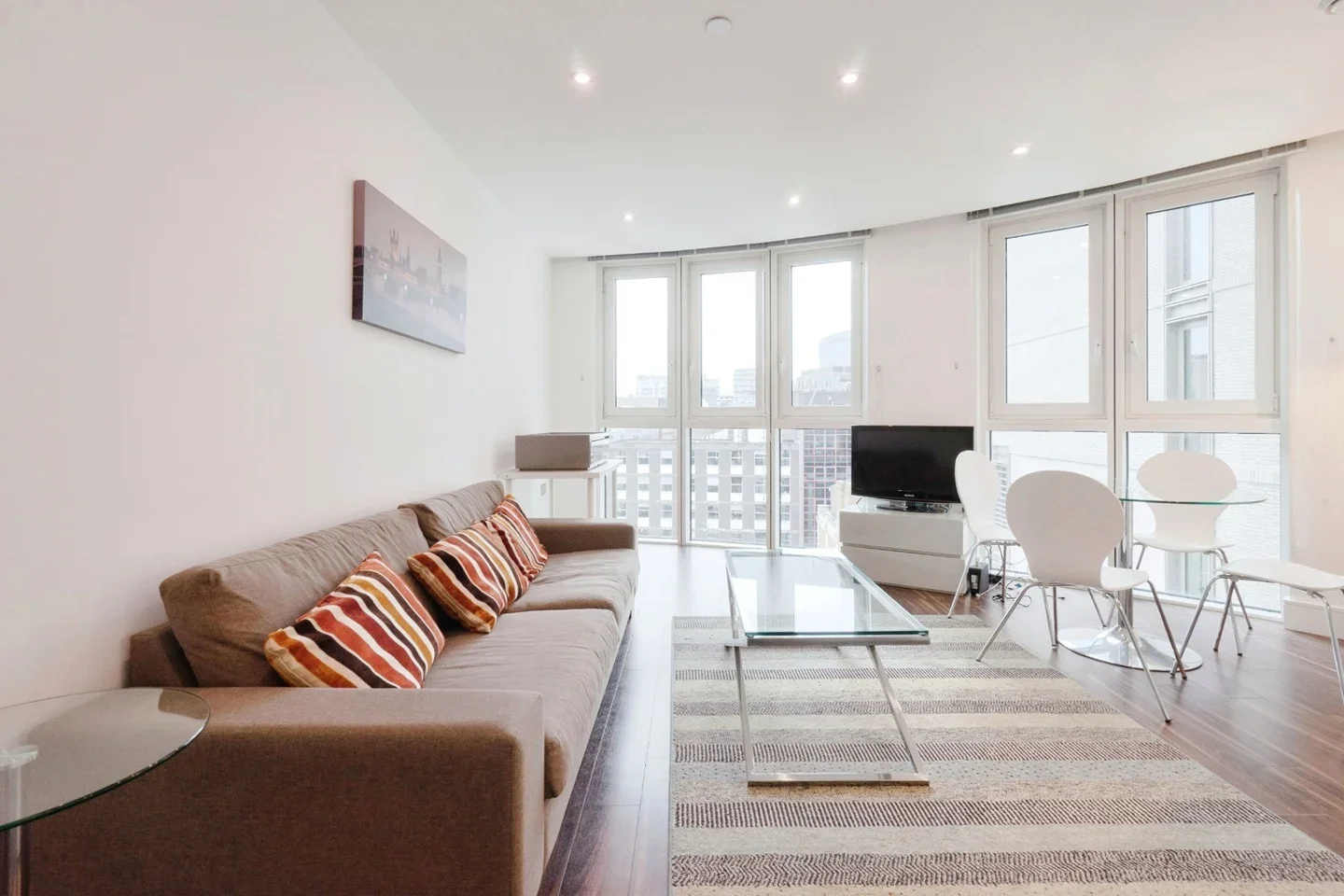 Flat Alie Street in Greater London