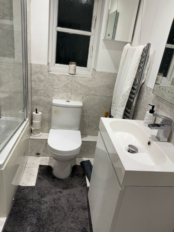 Room Cobham Close in Slough