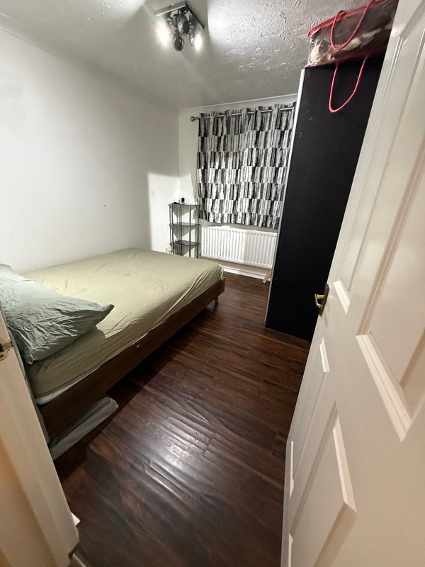 Room Cobham Close in Slough
