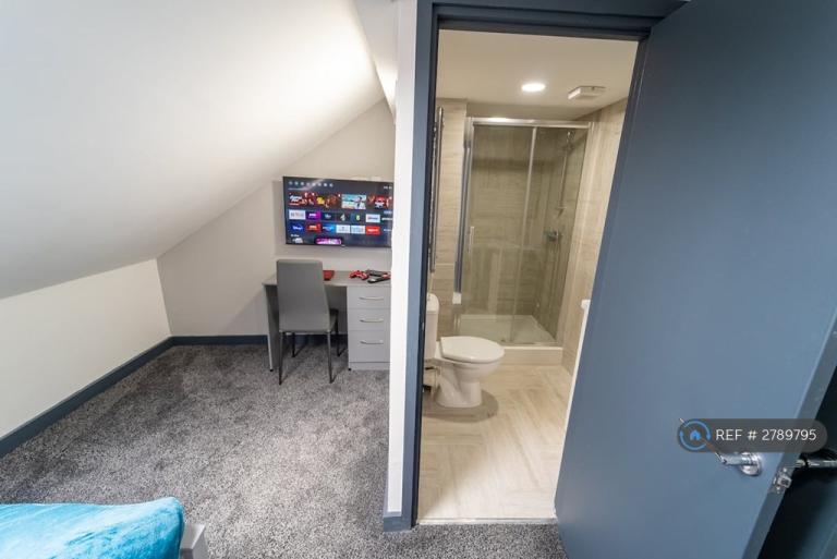 Room Holly Place in Birmingham