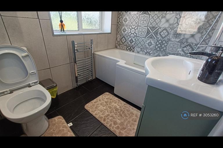 Room Tuck Road in Greater London