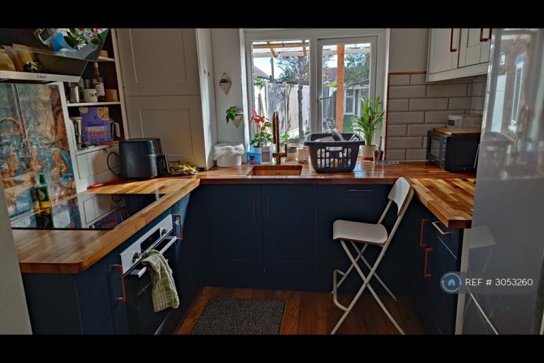 Room Tuck Road in Greater London