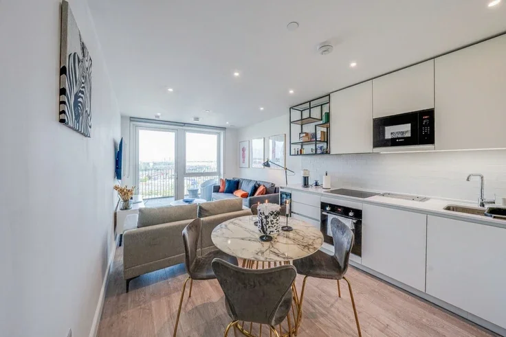 Flat Beresford Avenue in Greater London