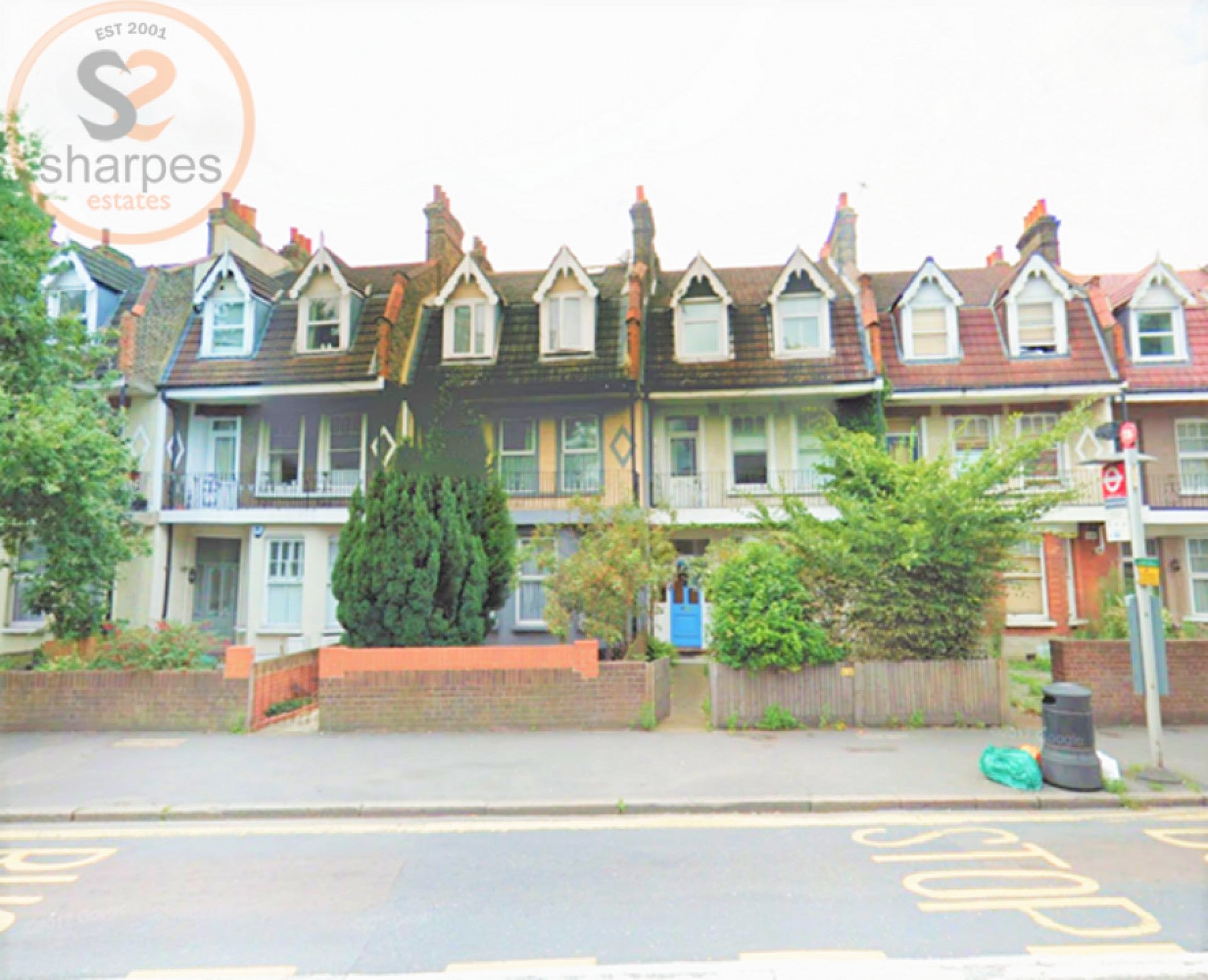 Flat Pitcairn Road in Greater London