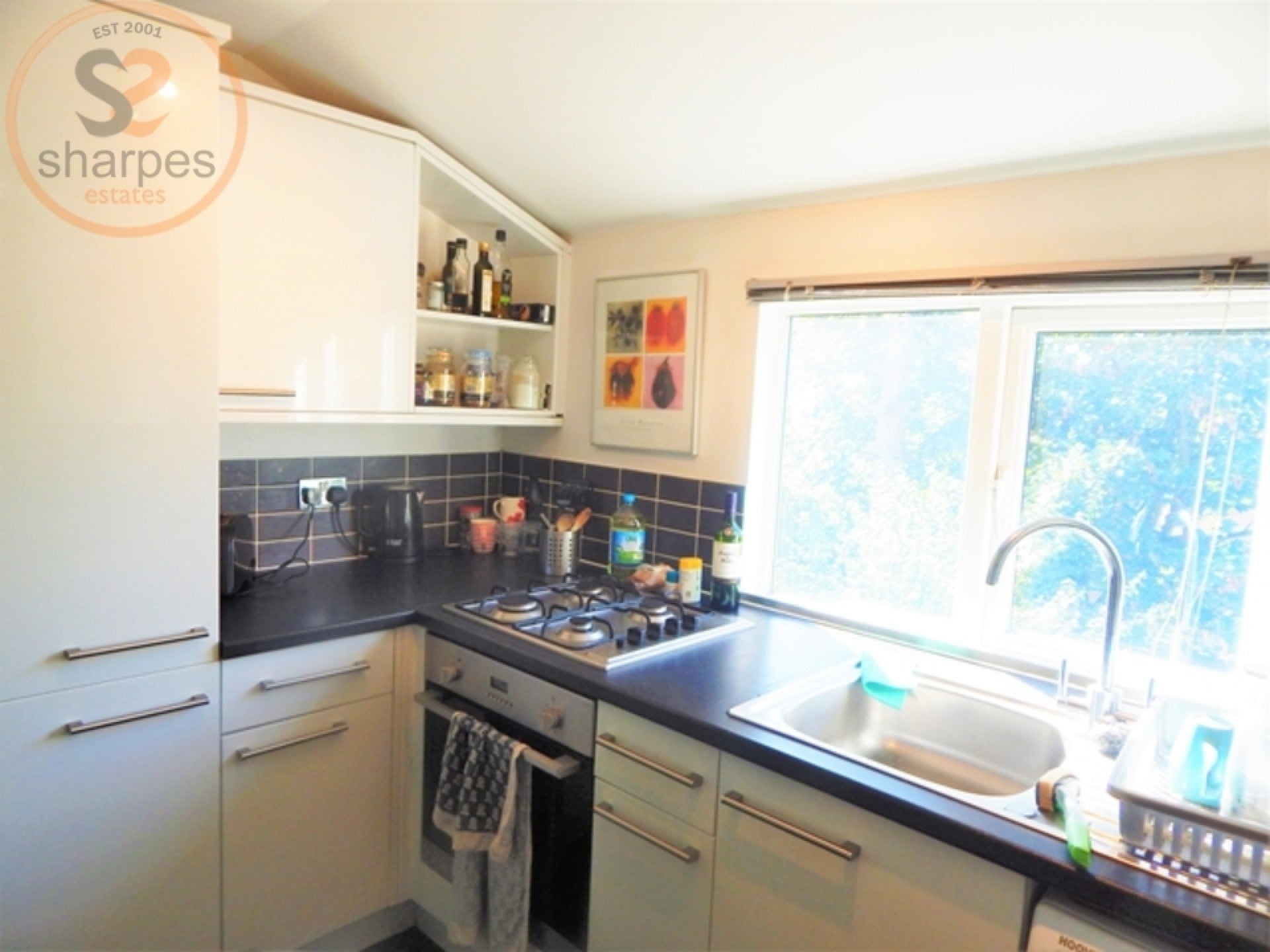 Flat Pitcairn Road in Greater London