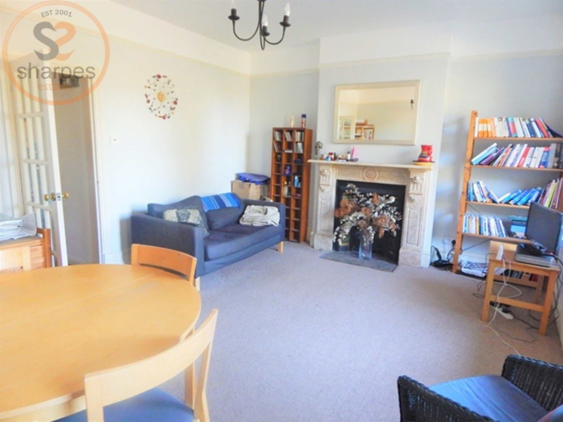 Flat Pitcairn Road in Greater London