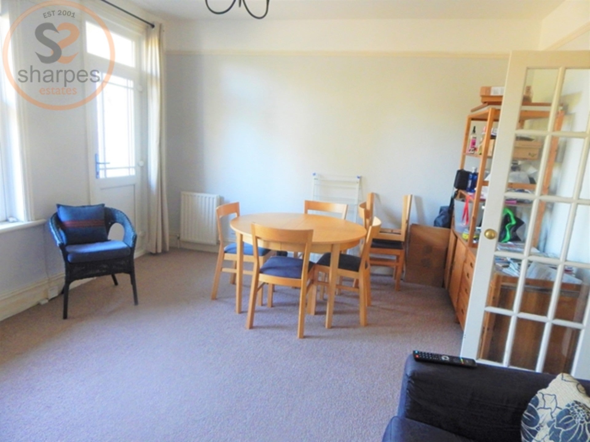 Flat Pitcairn Road in Greater London