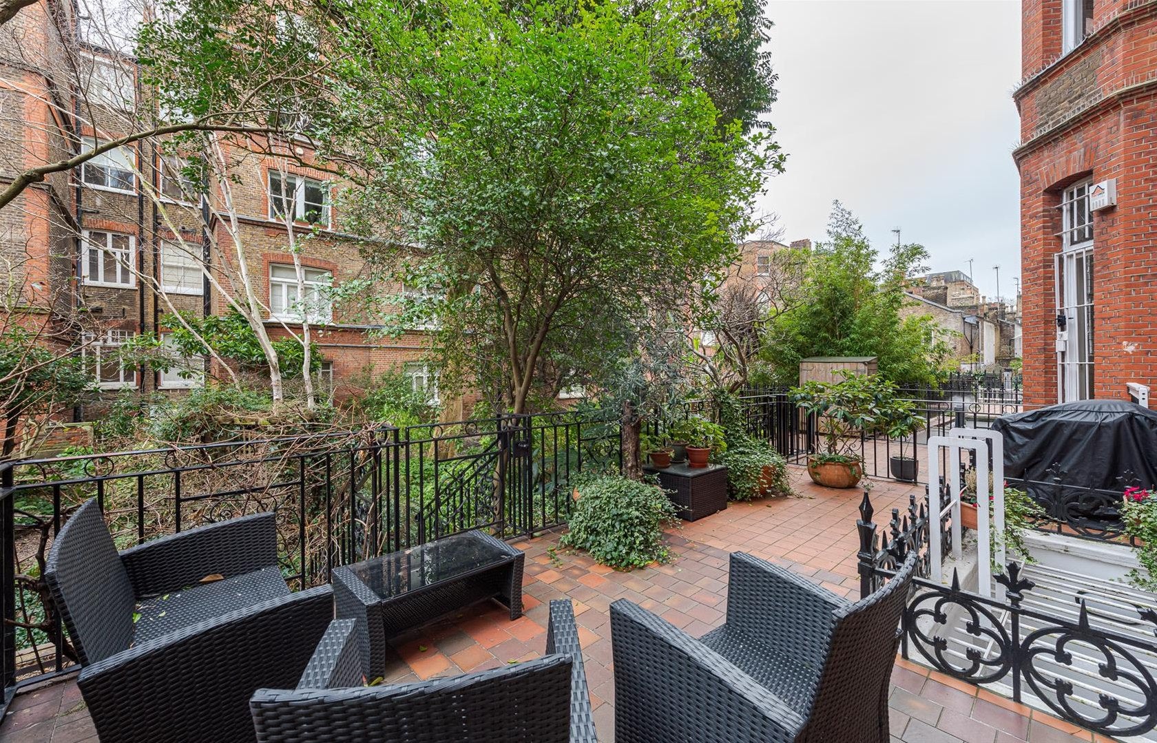 Flat Dove Mews in Greater London